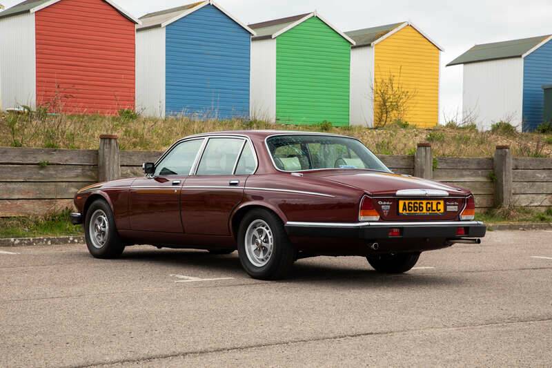 Image 4/50 of Daimler Double Six (1983)