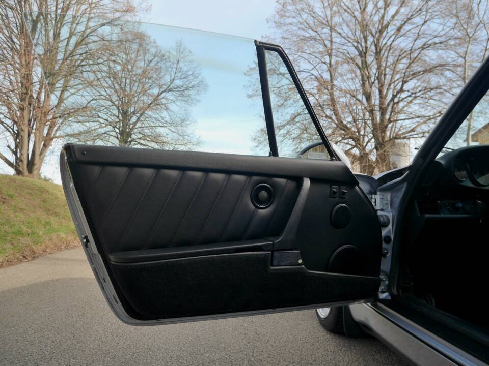 Image 23/37 de Porsche 911 Carrera 2 (WTL) (1992)