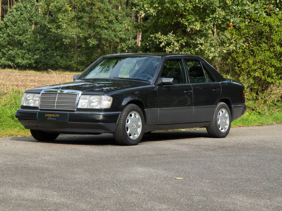 Image 3/63 of Mercedes-Benz 220 E (1993)