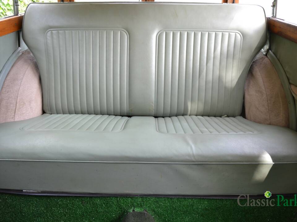 Image 25/50 of Morris Minor 1000 Traveller (1964)