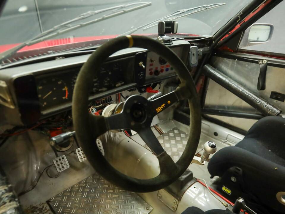 Image 17/50 de Alfa Romeo 75 3.0 V6 QV (1990)