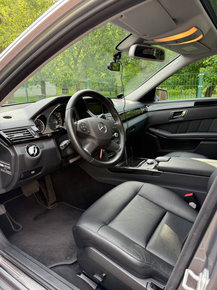 Image 9/14 de Mercedes-Benz E 500 4MATIC (2009)