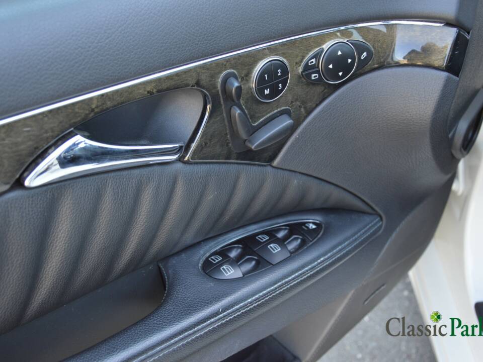 Image 18/50 of Mercedes-Benz E 500 T (2004)