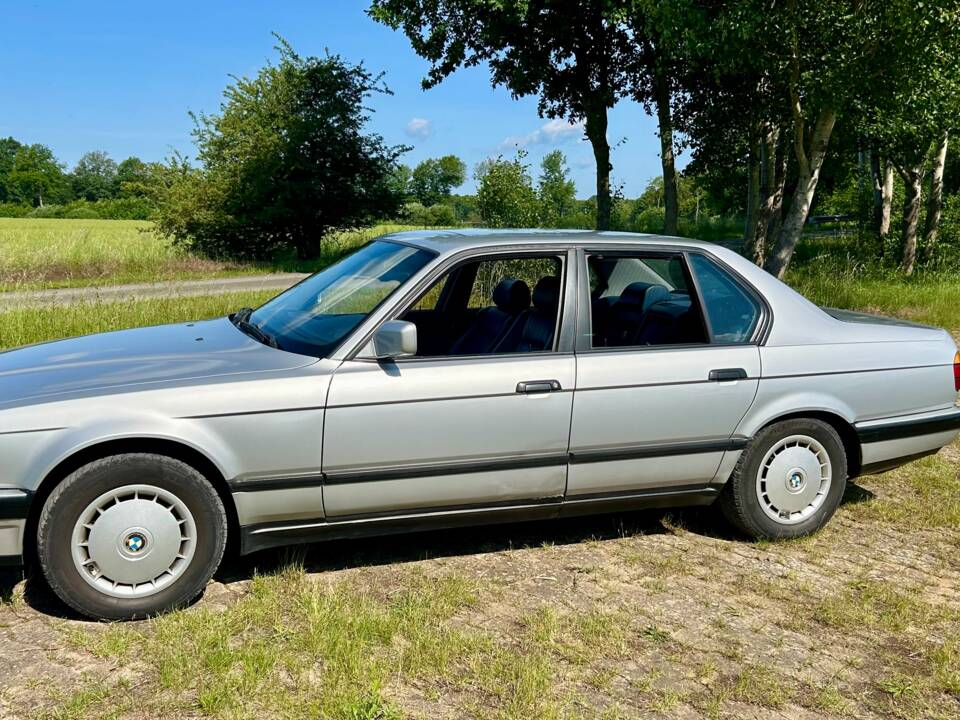 Image 5/33 de BMW 735i (1990)