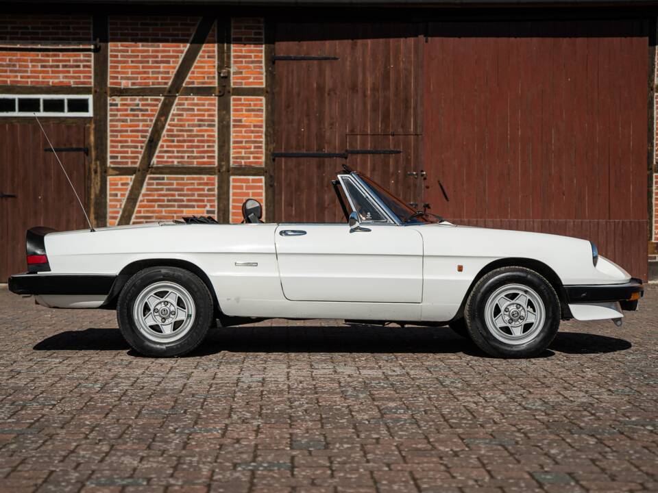 Image 14/40 of Alfa Romeo 2.0 Spider (1987)