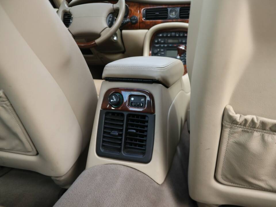 Bild 15/50 von Jaguar XJ 8 4.0 Executive (2001)