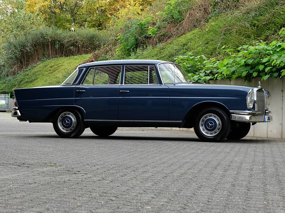 Image 14/76 de Mercedes-Benz 220 S b (1963)