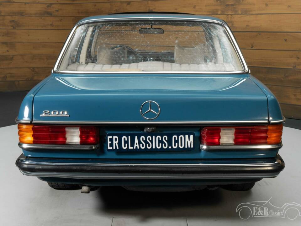 Image 3/5 de Mercedes-Benz 200 (1976)