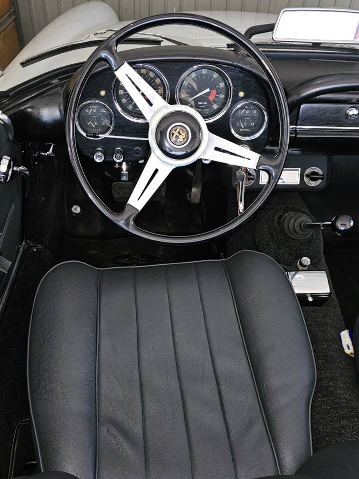 Image 4/8 of Alfa Romeo 2600 Spider (1963)