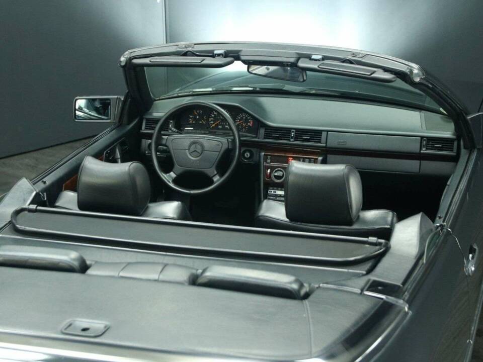 Bild 32/50 von Mercedes-Benz 300 CE-24 3.4 AMG (1993)