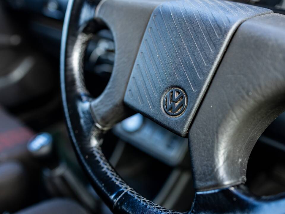 Afbeelding 35/46 van Volkswagen Golf I GTI 1.6 (1993)