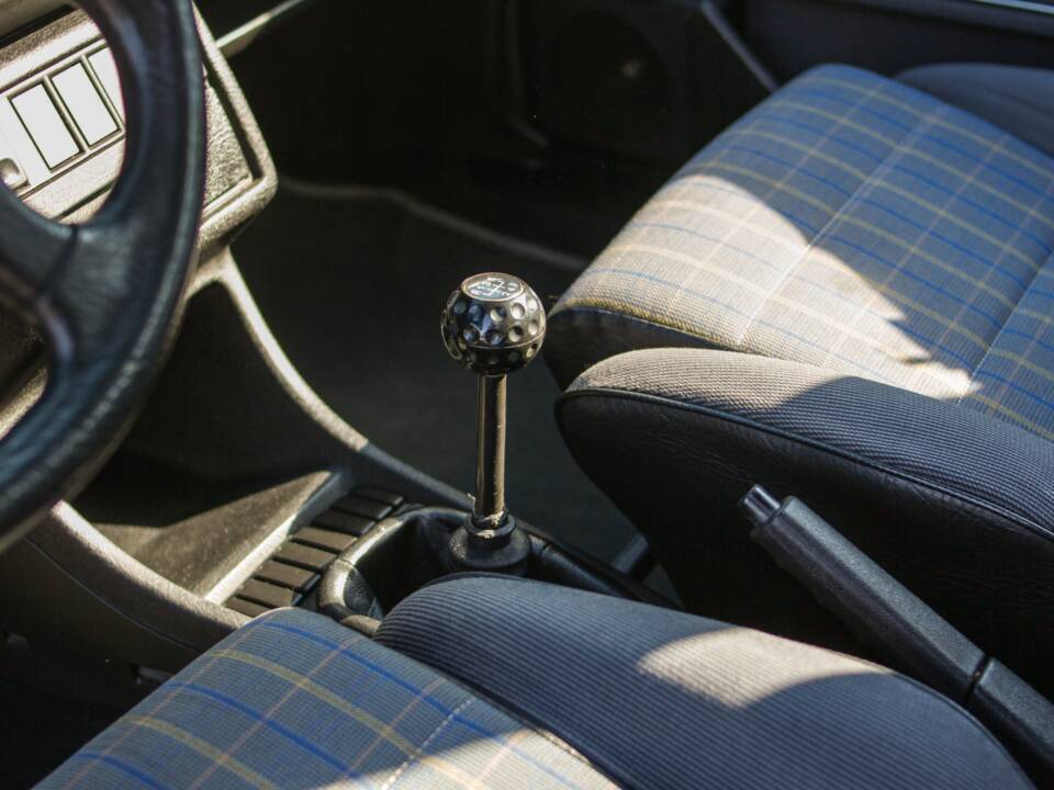 Bild 41/58 von Volkswagen Golf II GTi 1.8 (1988)