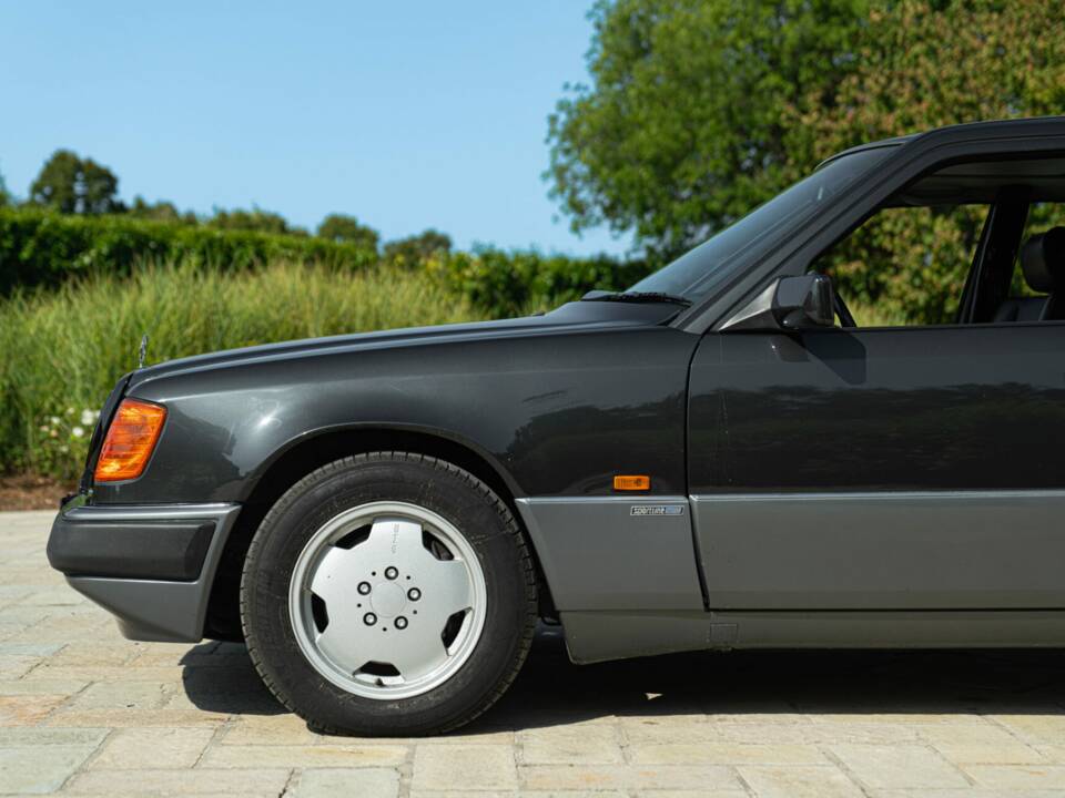 Bild 13/50 von Mercedes-Benz 300 E-24 (1989)