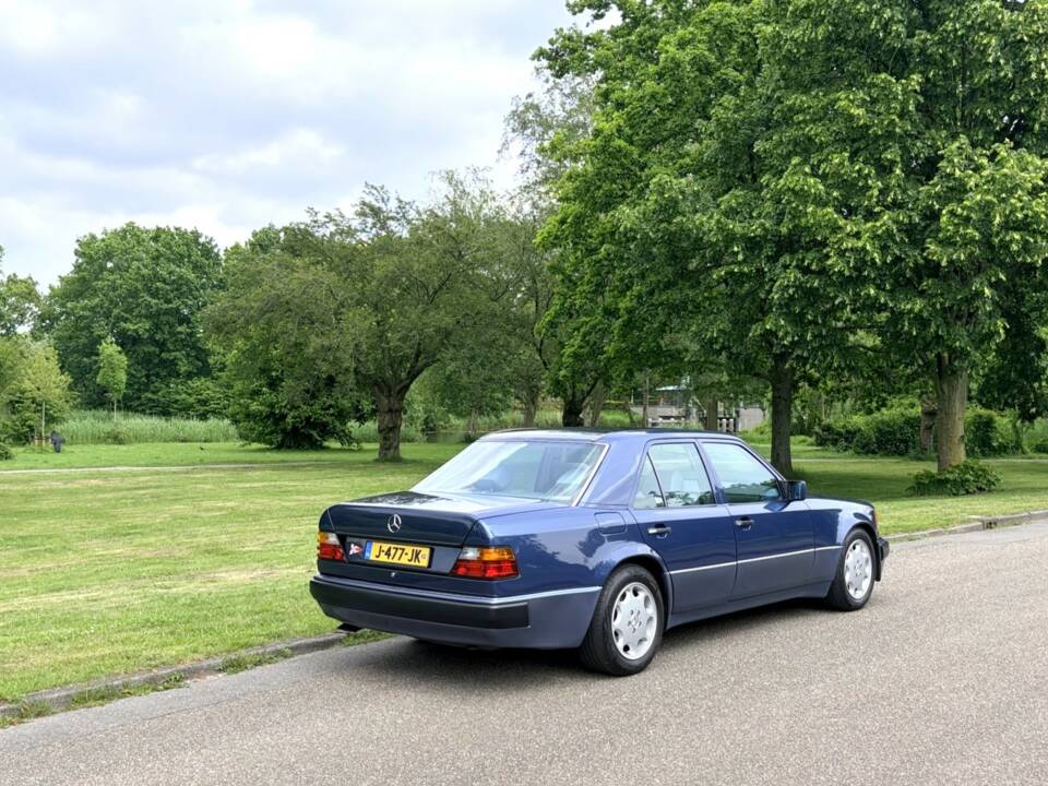Image 5/25 of Mercedes-Benz 500 E (1993)