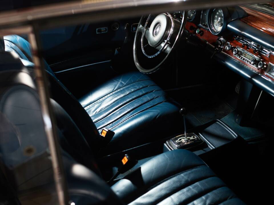 Image 14/91 of Mercedes-Benz 280 SE (1970)