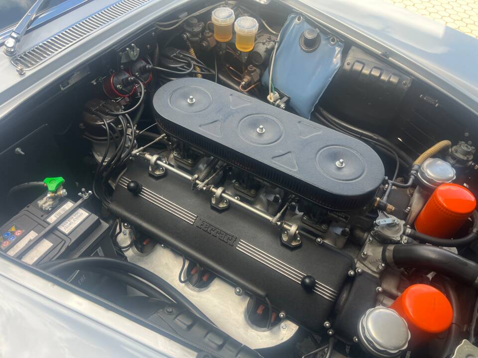Afbeelding 27/30 van Ferrari 330 GT 2+2 (1965)
