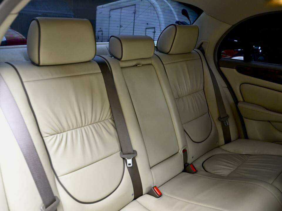 Image 36/50 of Jaguar XJ 8 4.2 (2006)