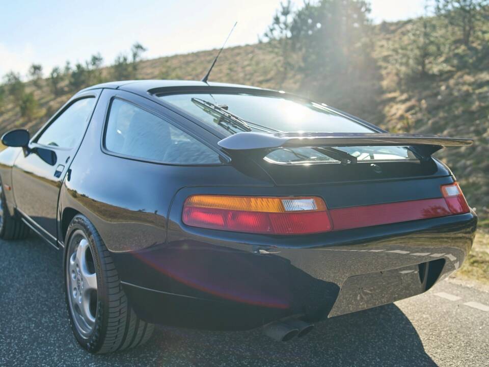 Afbeelding 18/50 van Porsche 928 GTS (1992)