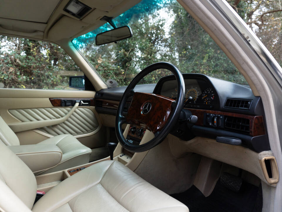 Image 8/17 of Mercedes-Benz 300 SE (1991)