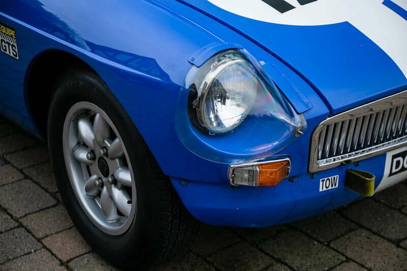 Image 34/45 of MG MGB GT (1964)