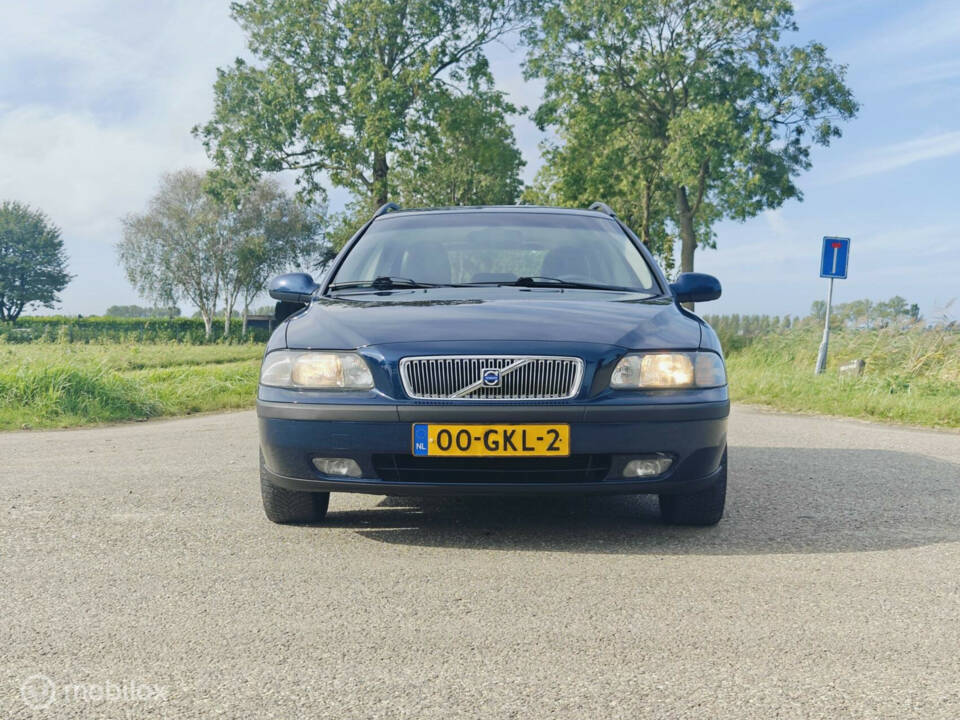 Image 3/32 of Volvo V 70 T5 (2002)