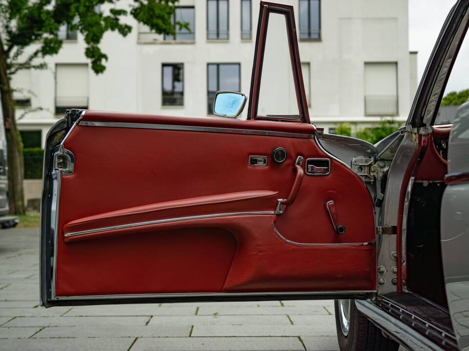 Image 40/95 of Mercedes-Benz 280 SE 3,5 (1970)