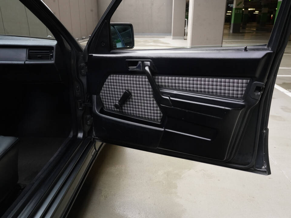 Image 37/83 of Mercedes-Benz 190 E 2.3-16 (1984)