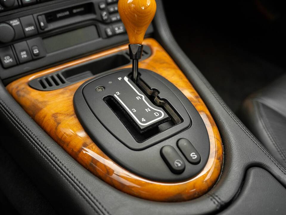 Bild 33/37 von Jaguar XKR (2001)