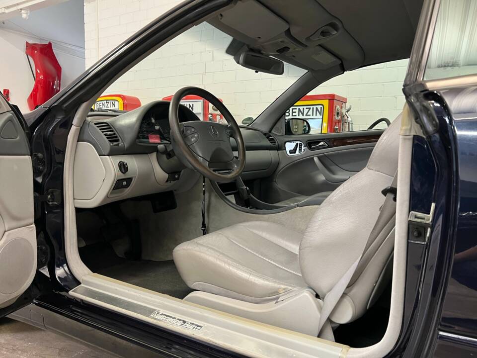 Image 7/17 of Mercedes-Benz CLK 320 (2001)