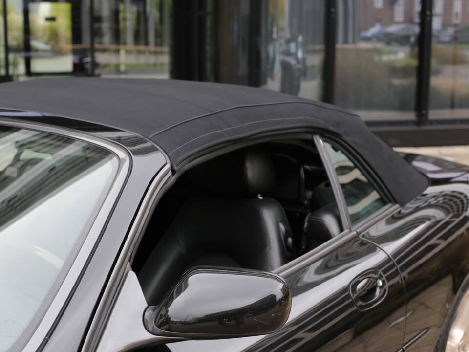 Immagine 37/45 di Jaguar XKR (2001)