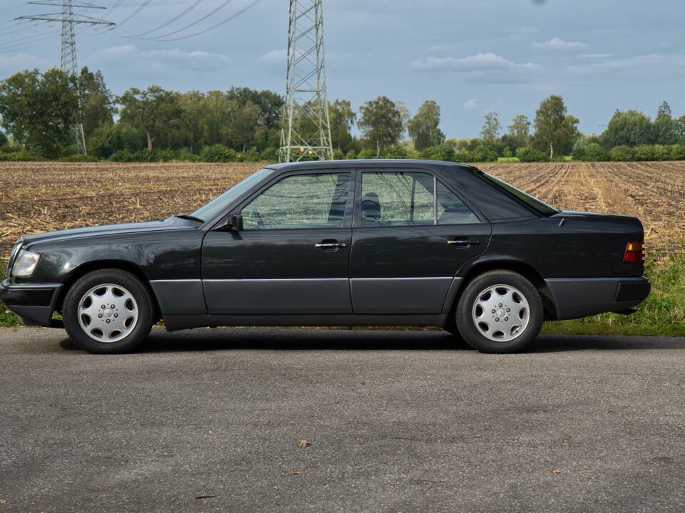 Image 8/63 of Mercedes-Benz 220 E (1993)