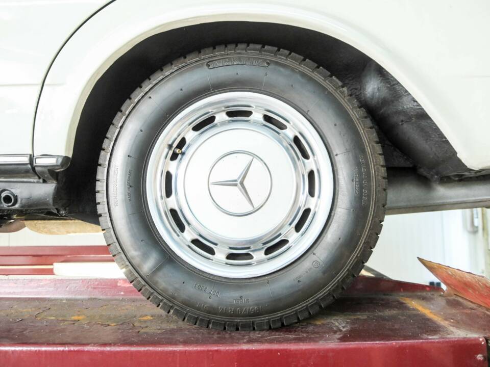 Image 47/50 of Mercedes-Benz 230 TE (1984)