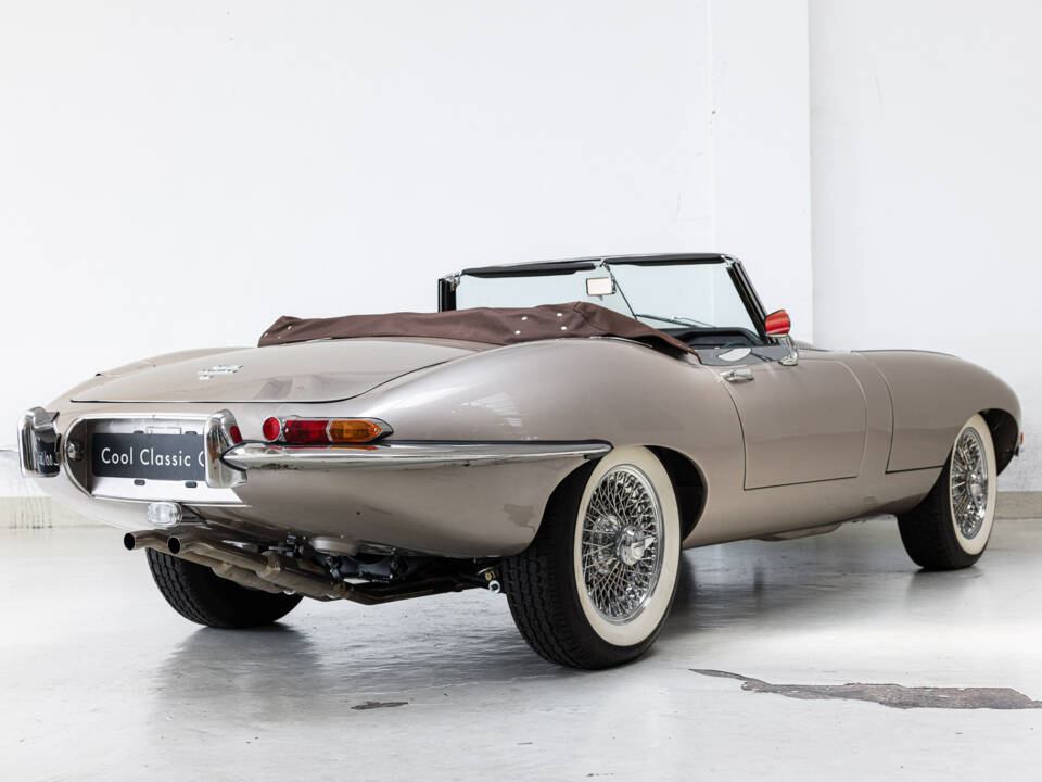 Image 5/35 de Jaguar E-Type (1968)