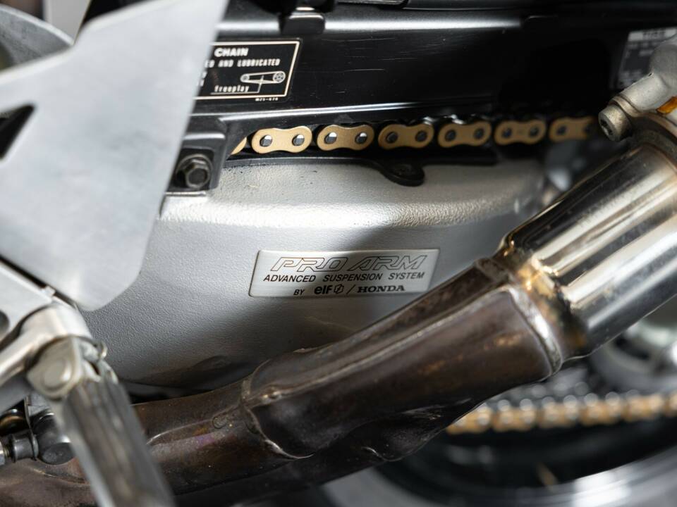 Image 26/42 de Honda RVF 750 (1994)