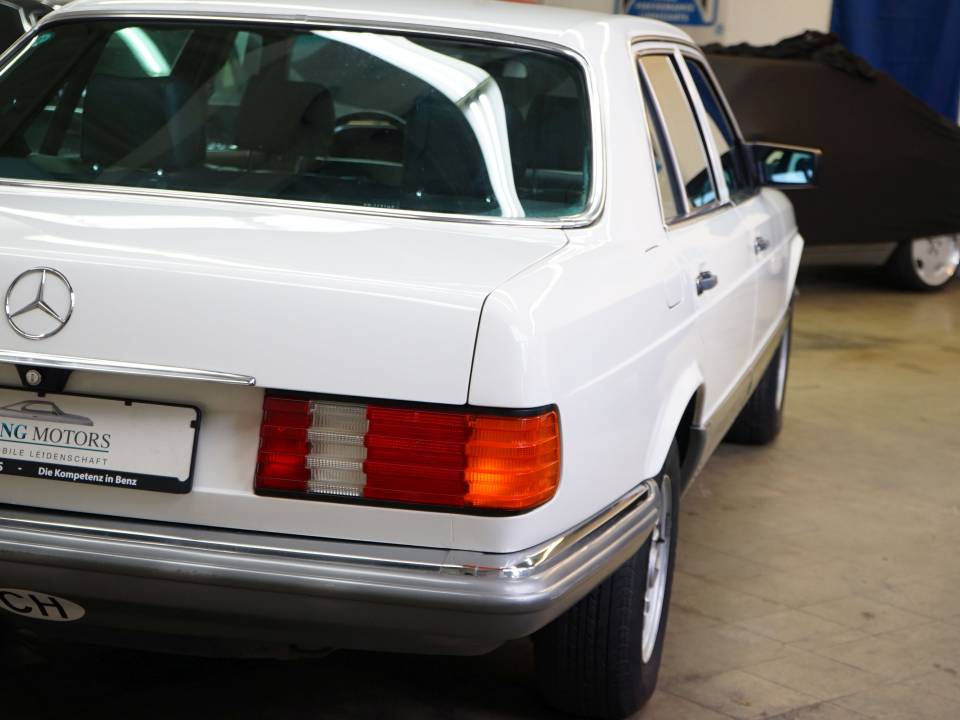 Image 8/33 of Mercedes-Benz 500 SEL (1984)
