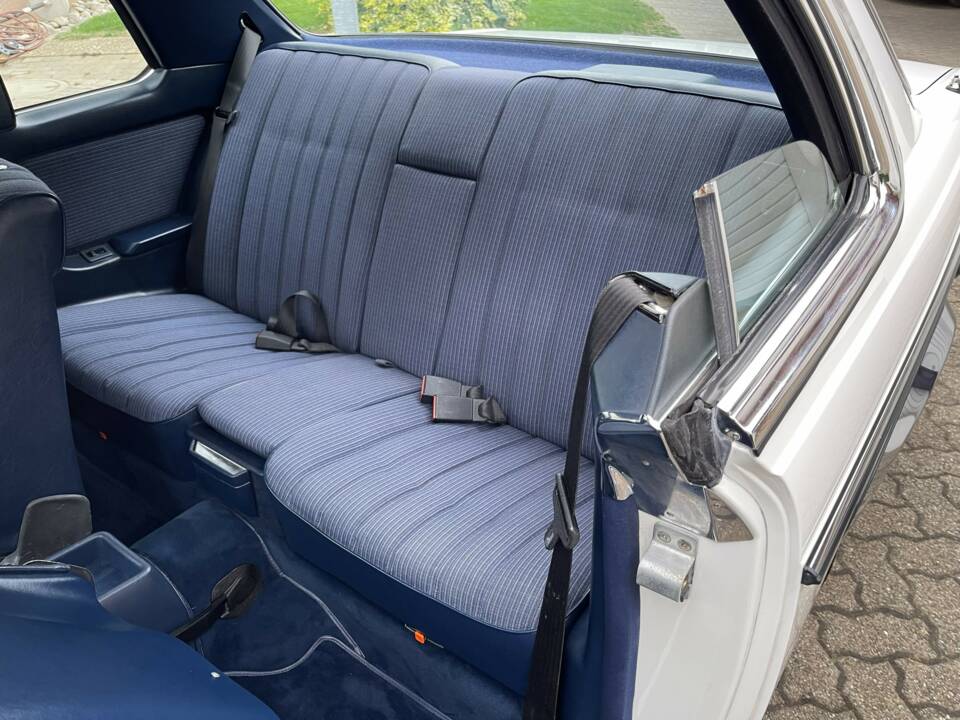 Image 17/24 de Mercedes-Benz 230 CE (1985)