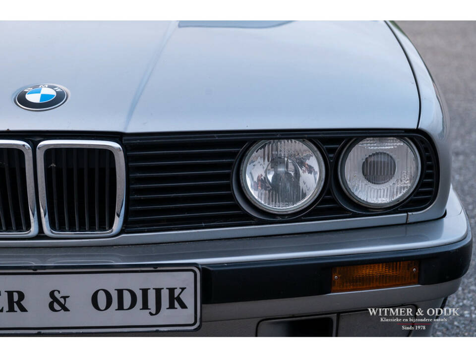 Image 36/50 de BMW 320i Touring (1989)