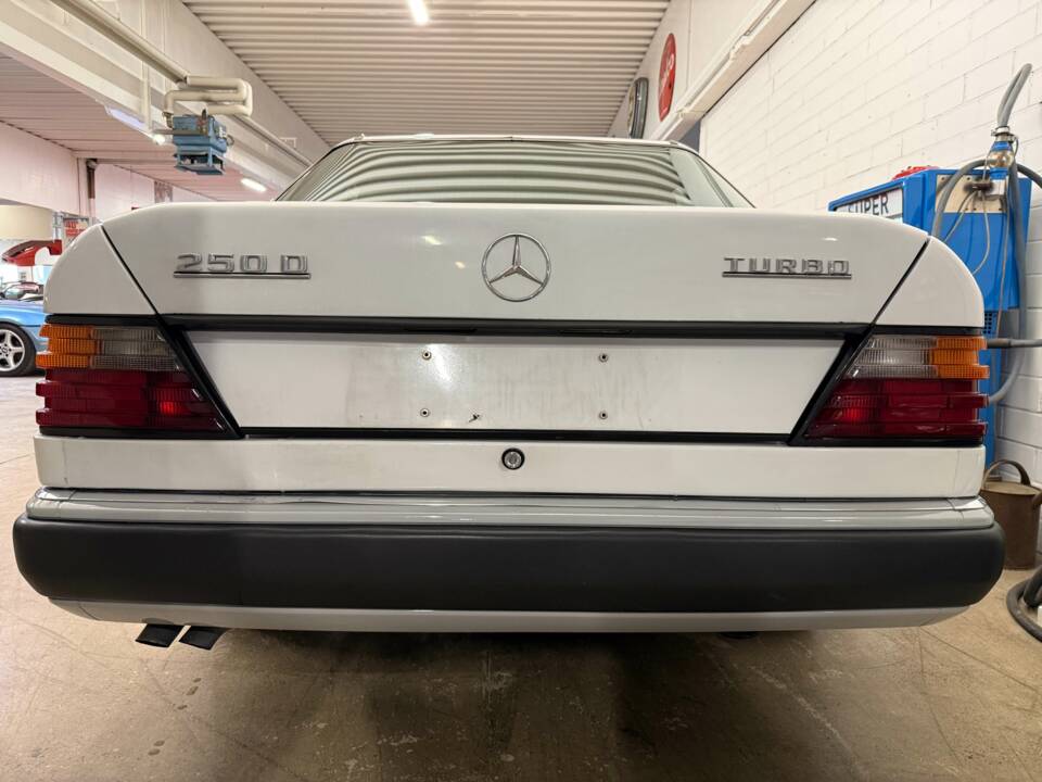 Bild 17/20 von Mercedes-Benz 250 D Turbo (1991)