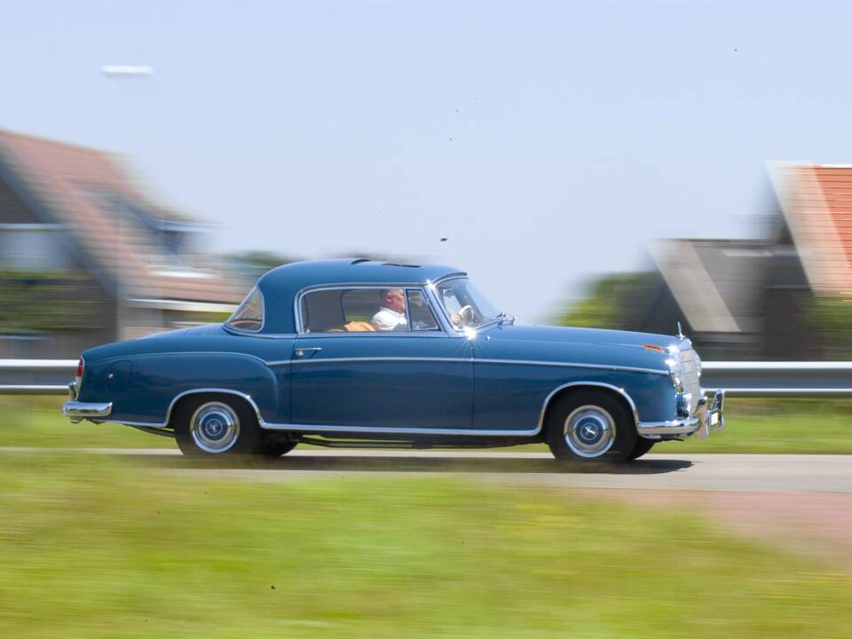 Bild 4/4 von Mercedes-Benz 220 SE (1960)