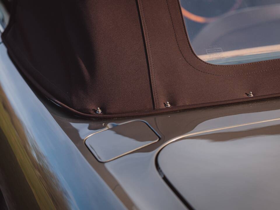 Image 25/99 of Aston Martin DB 6 Volante (1968)