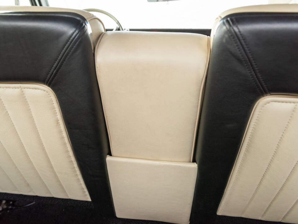 Image 101/135 of Lincoln Continental Convertible (1965)