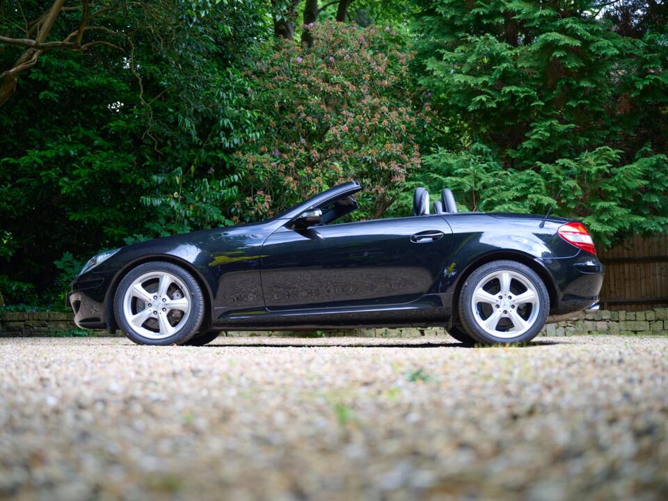 Image 38/50 of Mercedes-Benz SLK 350 (2004)