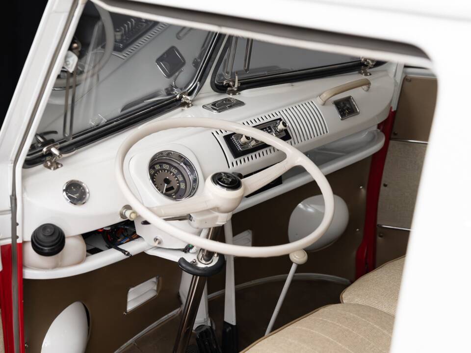 Image 24/46 of Volkswagen T1 Samba (1967)