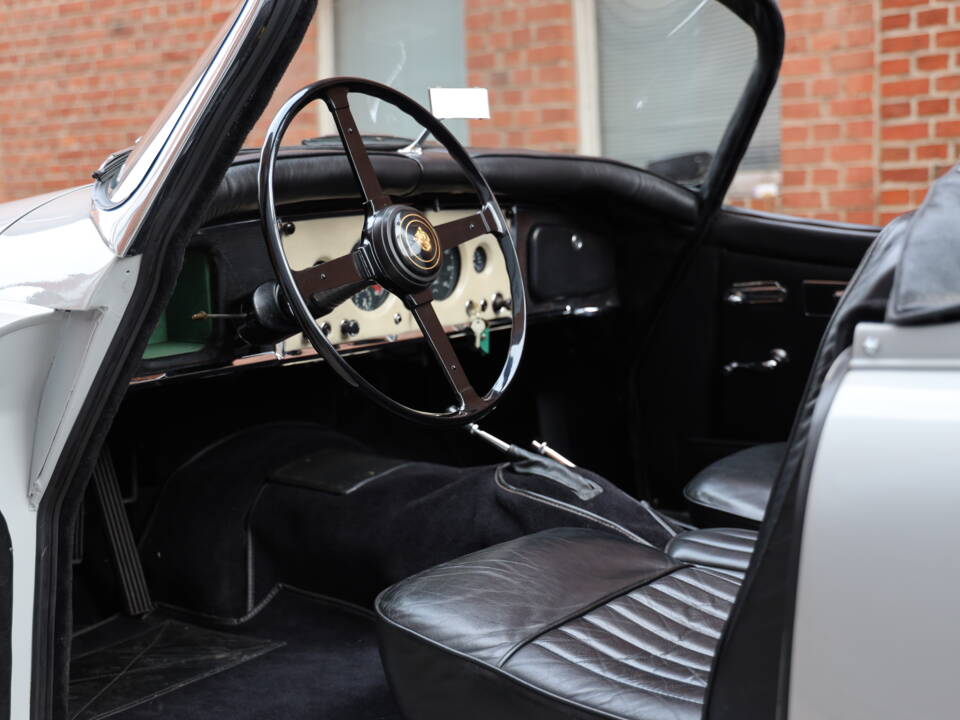 Image 25/91 of Jaguar XK 150 OTS (1958)
