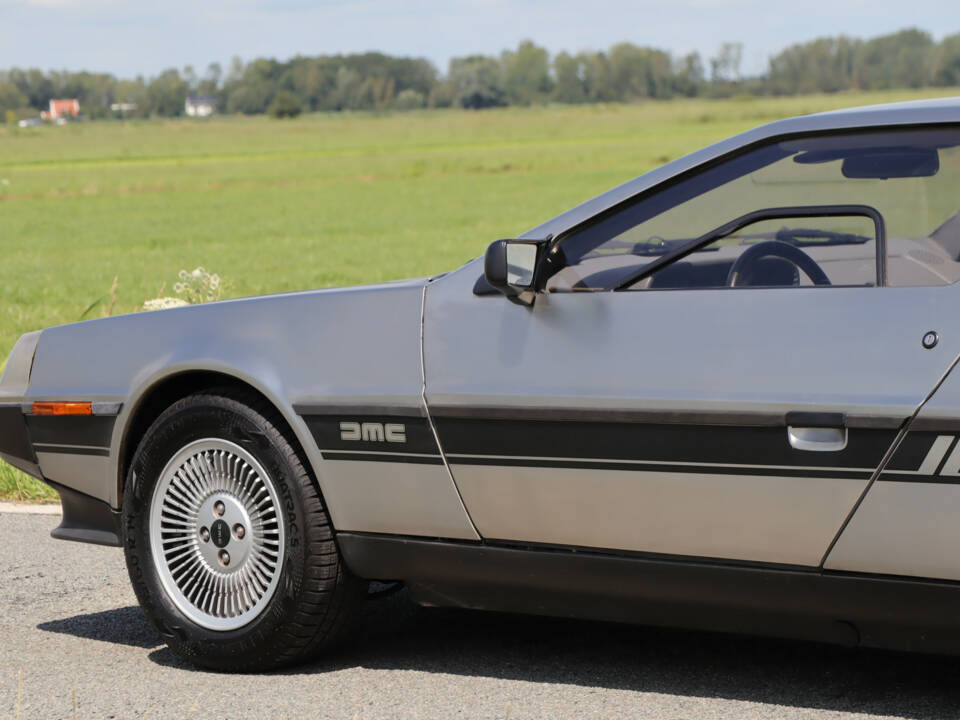 Image 10/32 of DeLorean DMC-12 (1981)