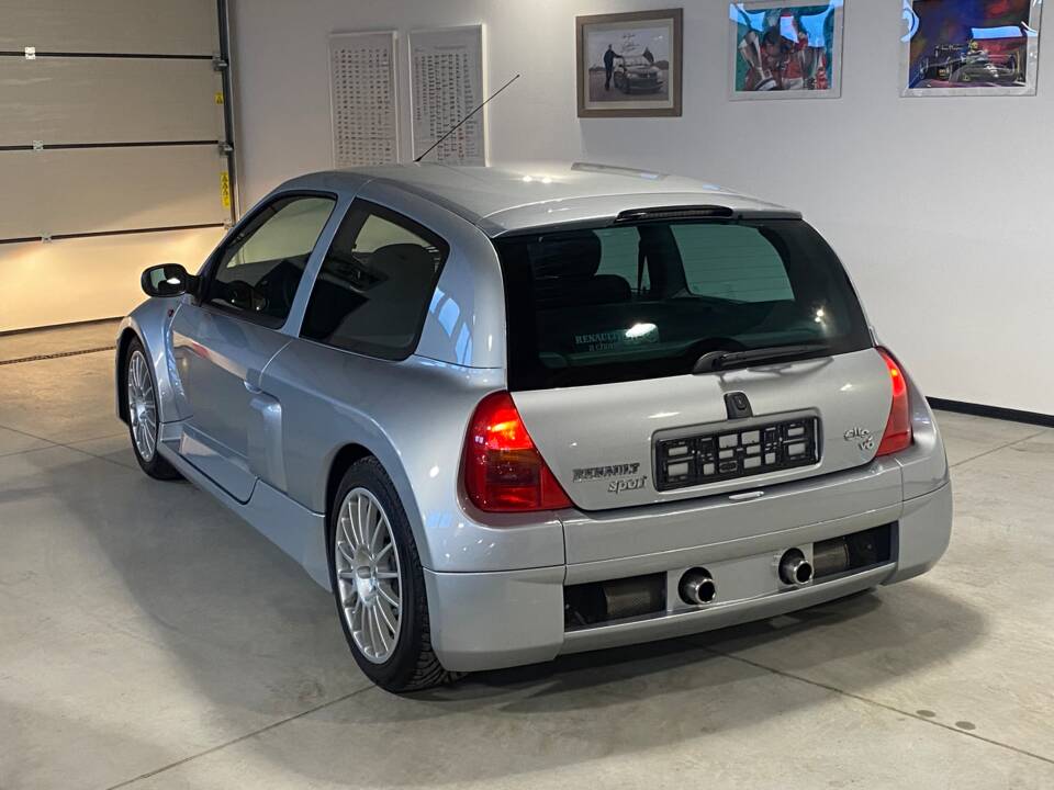 Immagine 3/43 di Renault Clio II V6 (2001)