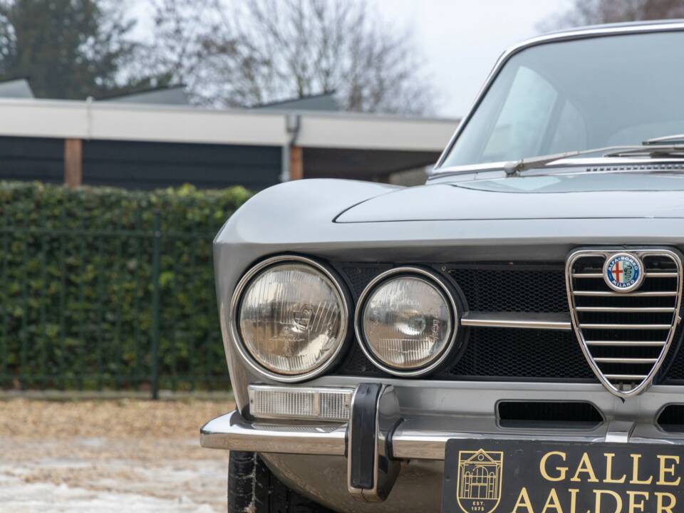 Image 26/50 de Alfa Romeo Giulia GT 1300 Junior (1972)