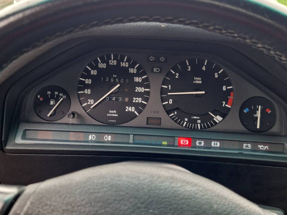 Immagine 13/19 di BMW 325i (1987)