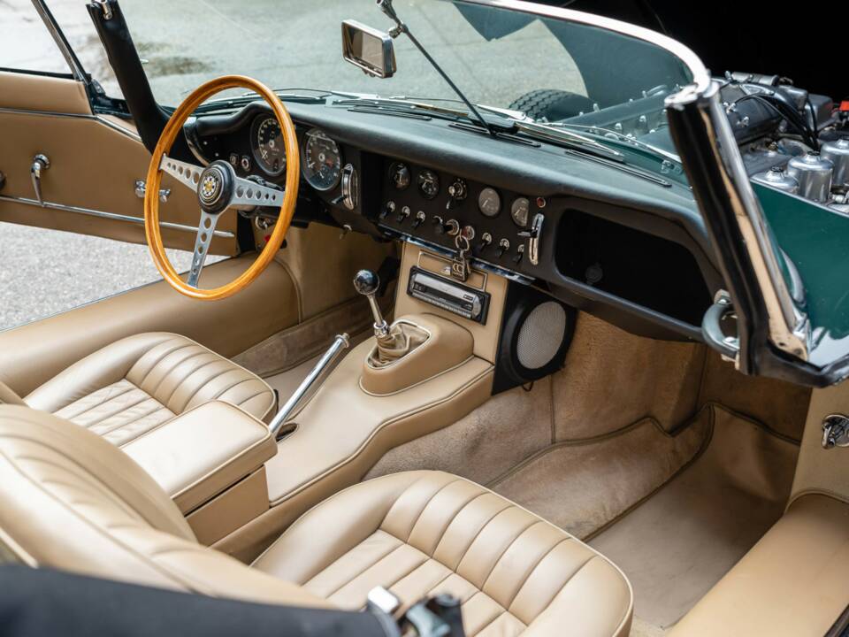 Image 25/48 de Jaguar Type E 4.2 (1965)