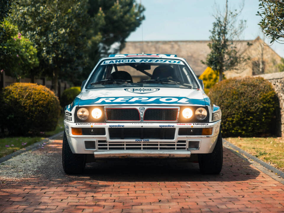 Image 2/28 of Lancia Delta HF Integrale Evoluzione I (1991)